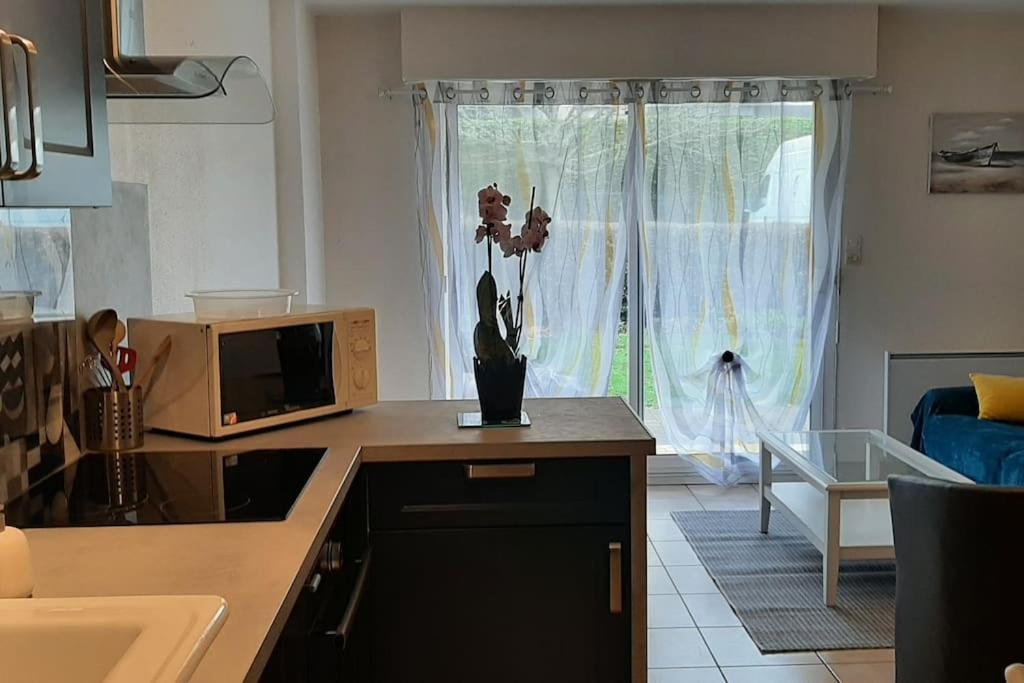 Hyper Centre De Sarzeau, Grand Appartement Au Calme Avec Jardinet Exterior photo